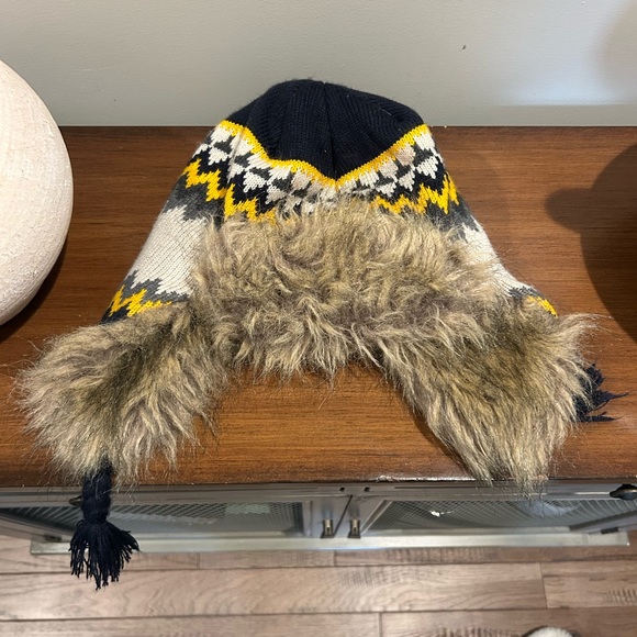 Cozy Winter Hat with Faux Fur Trim - Picture 3 of 5